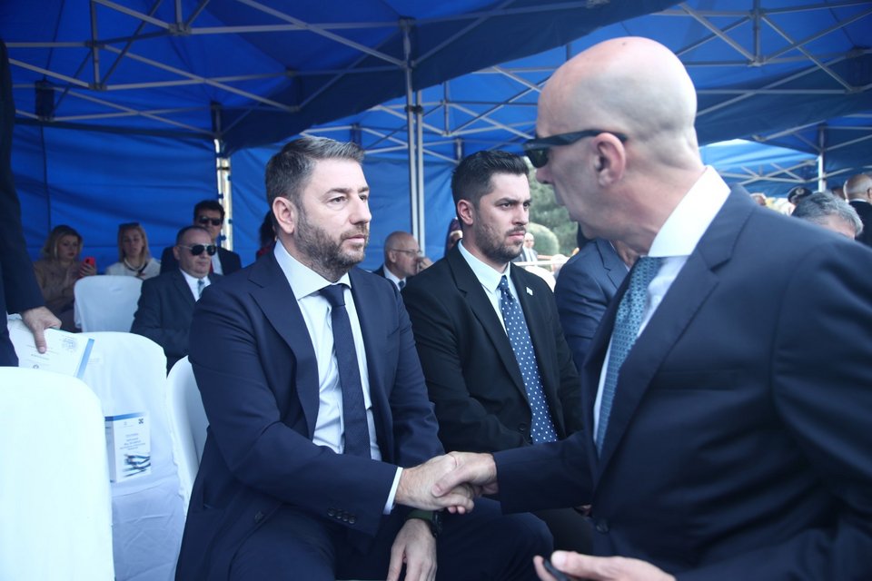 Ο Νίκος Ανδρουλάκης ανταλάσσει χειραψία με τον Γιάννη Μπρατάκο