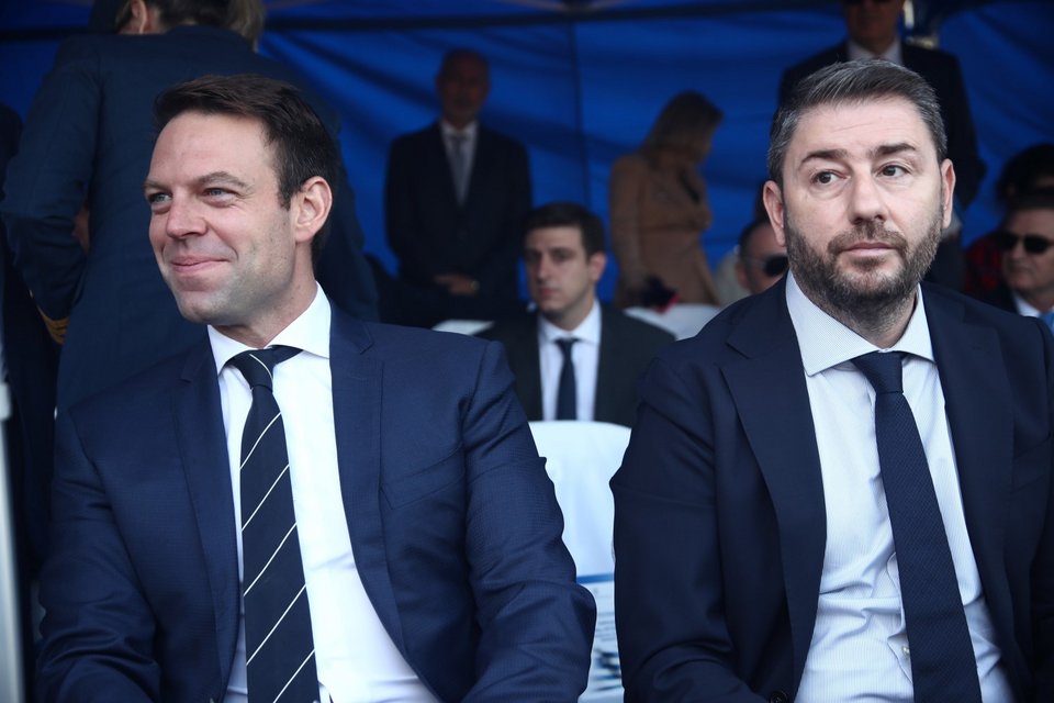 Δυο… ξένοι στην ίδια παρέλαση: Δίπλα-δίπλα Ανδρουλάκης-Κασσελάκης στη Θεσσαλονίκη, κοιτούν αλλού -Φωτογραφία: ΒΑΣΙΛΗΣ ΒΕΡΒΕΡΙΔΗΣ / ΜΟΤΙΟΝ ΤΕΑΜ