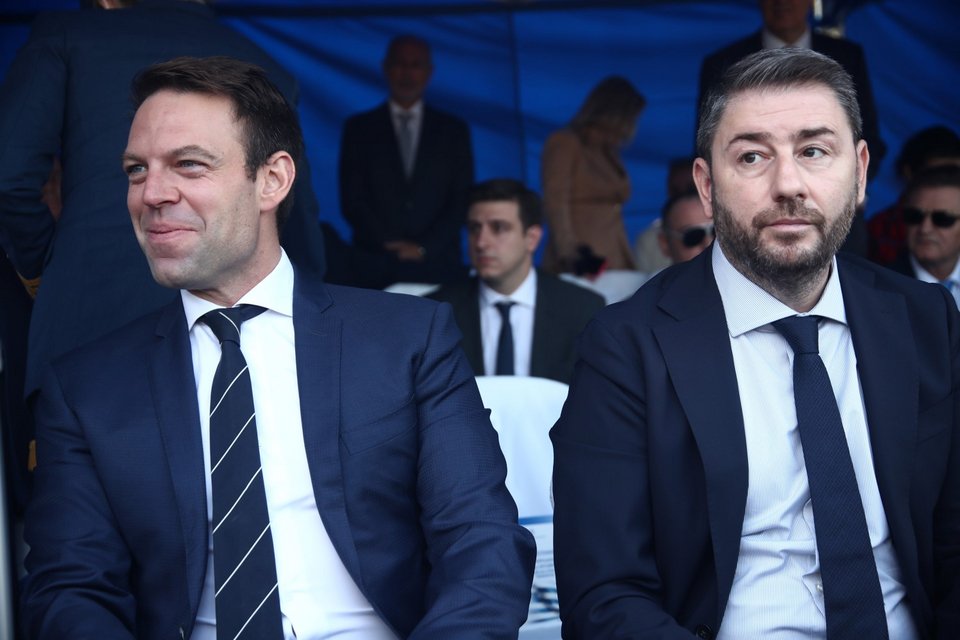 Δυο… ξένοι στην ίδια παρέλαση: Δίπλα-δίπλα Ανδρουλάκης-Κασσελάκης στη Θεσσαλονίκη, κοιτούν αλλού -Φωτογραφία: ΒΑΣΙΛΗΣ ΒΕΡΒΕΡΙΔΗΣ / ΜΟΤΙΟΝ ΤΕΑΜ