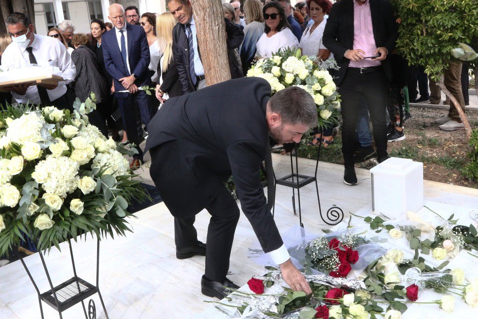 Ο Νίκος Ανδρουλάκης αφήνει λουλούδι στον τάφο της Φώφης Γεννηματά  / Φωτογραφία: Eurokinissi , Χρήστος Μπόνης  