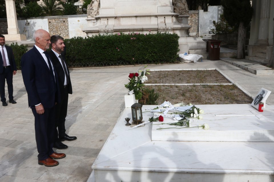Νίκος Ανδρουλάκης και Γιώργος Παπανδρέου στον τάφο του Ανδρέα Παπανδρέου / Φωτογραφία: Eurokinissi , Χρήστος Μπόνης