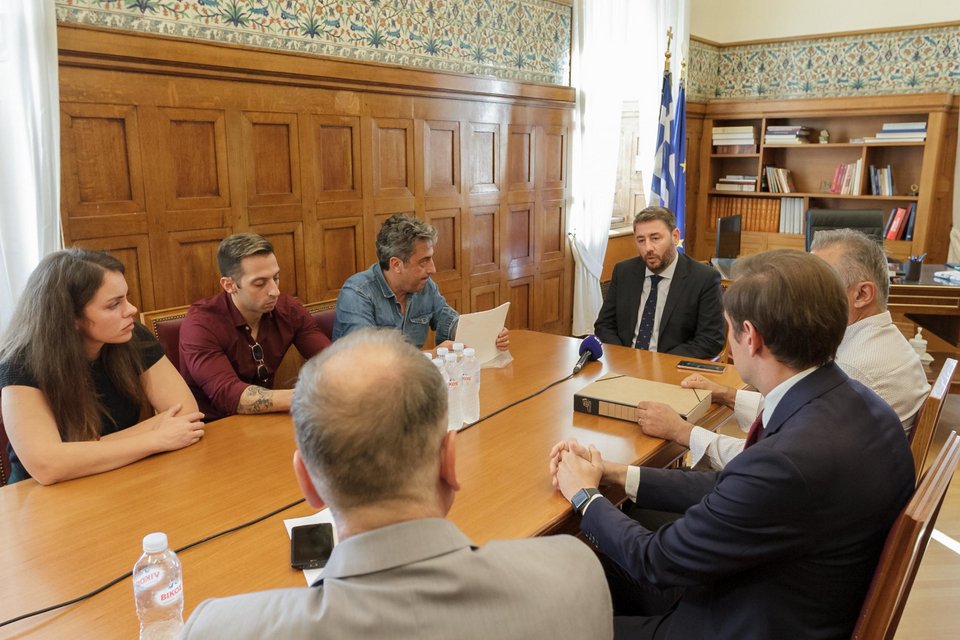Ο πρόεδρος του ΠΑΣΟΚ συναντήθηκε με συγγενείς θυμάτων και ανθρώπους που βρίσκονταν στο μοιραίο τρένο στο τραγικό δυστύχημα στα Τέμπη