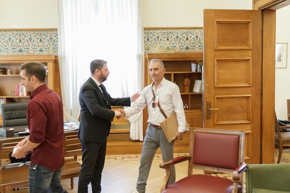 Ο πρόεδρος του ΠΑΣΟΚ συναντήθηκε με συγγενείς θυμάτων και ανθρώπους που βρίσκονταν στο μοιραίο τρένο στο τραγικό δυστύχημα στα Τέμπη
