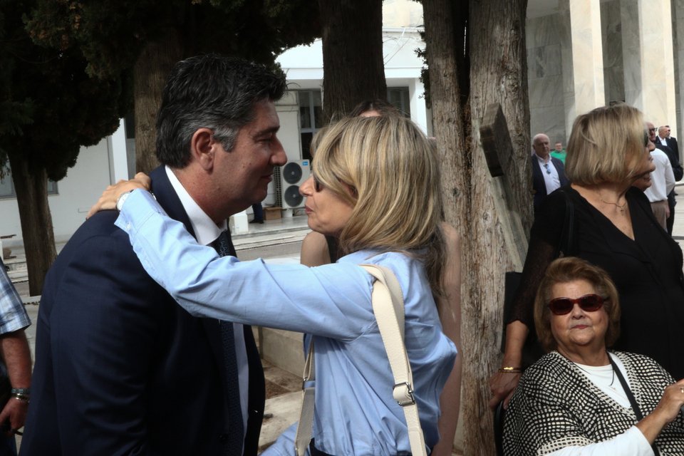 Η Μιλένα Αποστολάκη χαιρετά τον Ανδρέα Τσούνη   / Φωτογραφία: Eurokinissi , Χρήστος Μπόνης  