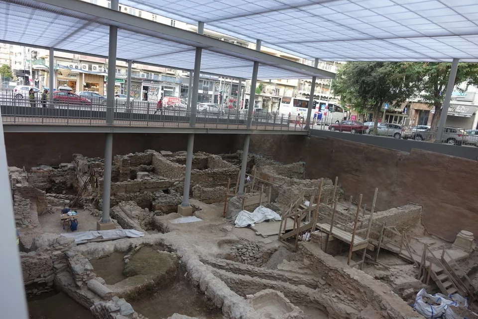 Αρχαιολογικός χώρος στη Βόρεια Είσοδο του Σταθμού Αγίας Σοφίας. Άποψη από βορρά της μαρμαρόστρωτης ημικυκλικής πλατείας του 6ου αι.  και των καταστημάτων της βυζαντινής αγοράς από τα ΒΑ