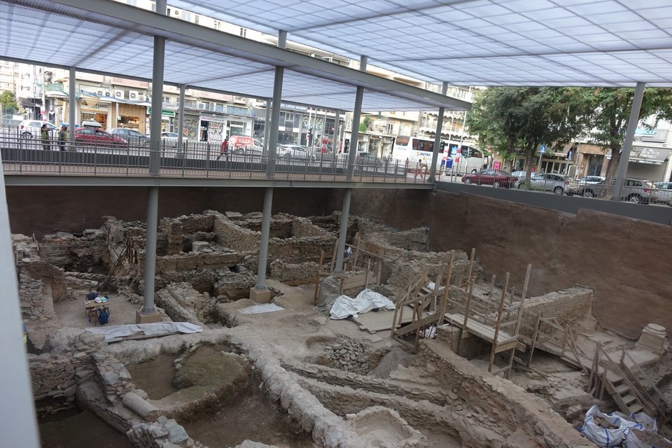 Αρχαιολογικός χώρος στη Βόρεια Είσοδο του Σταθμού Αγίας Σοφίας. Άποψη από βορρά της μαρμαρόστρωτης ημικυκλικής πλατείας του 6ου αι.  και των καταστημάτων της βυζαντινής αγοράς από τα ΒΑ