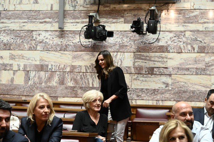 Η Έφη Αχτσιόγλου κάθισε στα ορεινά της αίθουσας / Φωτογραφία: ΤΑΤΙΑΝΑ ΜΠΟΛΑΡΗ/EUROKINISSI