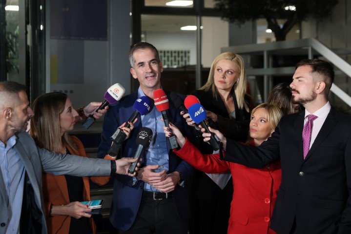 Ο δήμαρχος Αθηναίων Κώστας Μπακογιάννης κάνει δηλώσεις πριν από την τηλεμαχία / Φωτογραφία: ΓΙΩΡΓΟΣ ΚΟΝΤΑΡΙΝΗΣ/EUROKINISSI