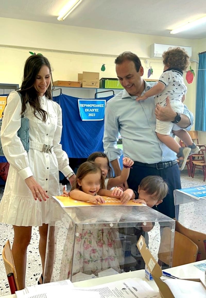 Ο Δήμαρχος Γλυφάδας με τη σύζυγο του, Εύα και τα 4 παιδιά τους.