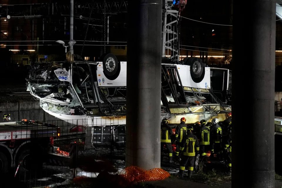 Το λεωφορείο τυλίχθηκε στις φλόγες κατά την πρόσκρουσή του στο έδαφος