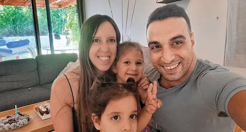 Η 34χρονη Ντορόν Άσερ Κατζ με τα παιδιά και τον σύζυγό της