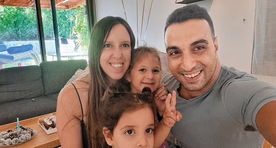 Η 34χρονη Ντορόν Άσερ Κατζ με τα παιδιά και τον σύζυγό της