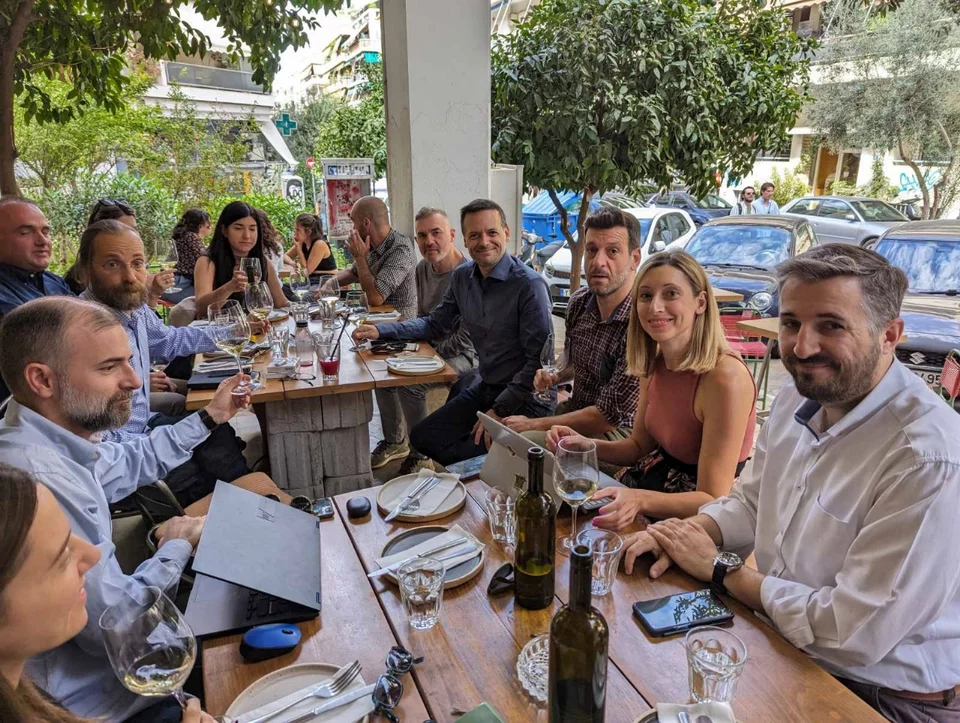 Ο Χάρης Δούκας με το επιτελείο του το Σάββατο πριν τις εκλογές σε μαγαζί στο Παγκράτι