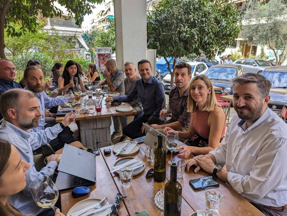 Ο Χάρης Δούκας με το επιτελείο του το Σάββατο πριν τις εκλογές σε μαγαζί στο Παγκράτι