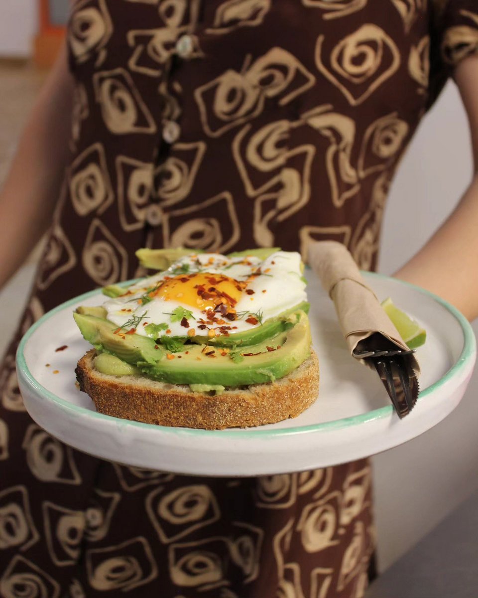 Egg on toast με αβοκάντο / Φωτογραφία: flake.athens/Instagram