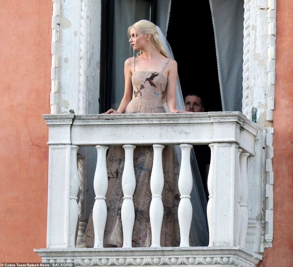 Παντρεύτηκε η πρωταγωνίστρια του Queen's Gambit, Anya Taylor-Joy -To μπεζ dior νυφικό της