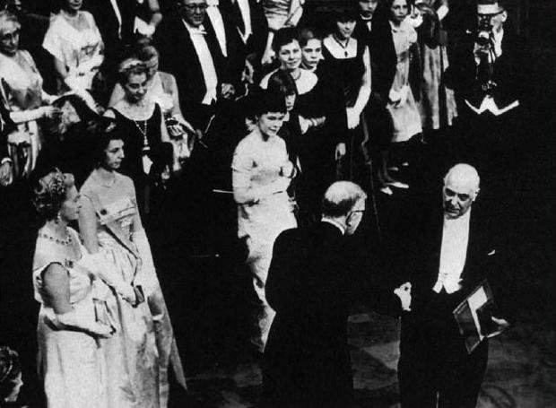 O Γιώργος Σεφέρης παραλαμβάνει το Νόμπελ λογοτεχνίας