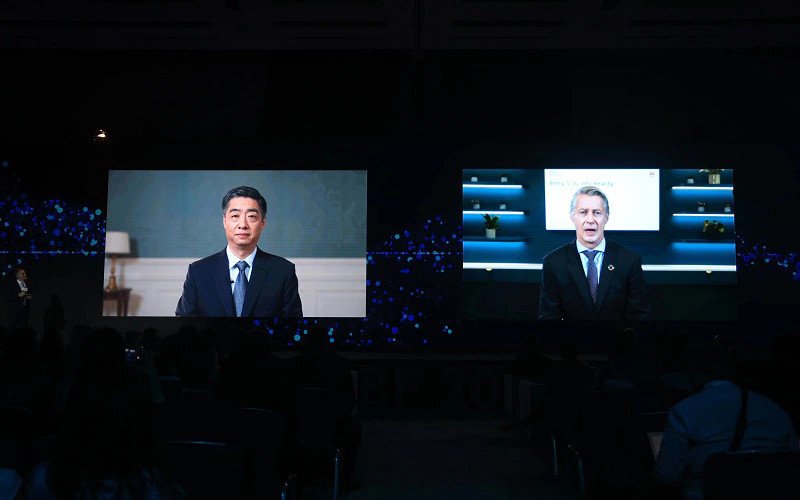 Ο Ken Hu της Huawei και ο Mats Granryd του GSMA συζητούν για το 5G στο MBBF 2023 στο Ντουμπάι