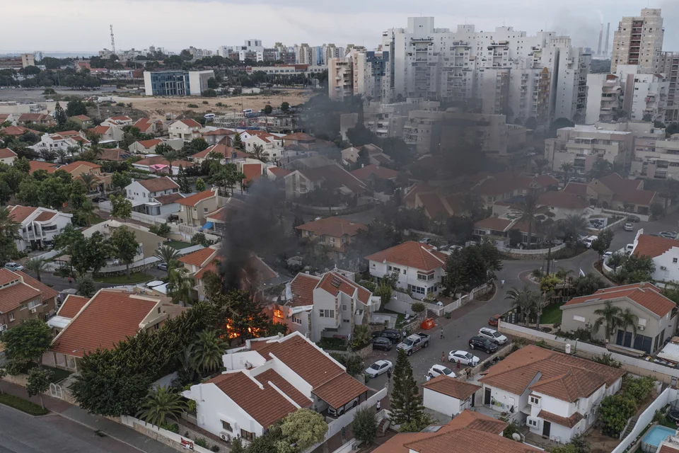 Στις φλόγες κτήρια στο Ισραήλ μετά την επίθεση της Χαμάς