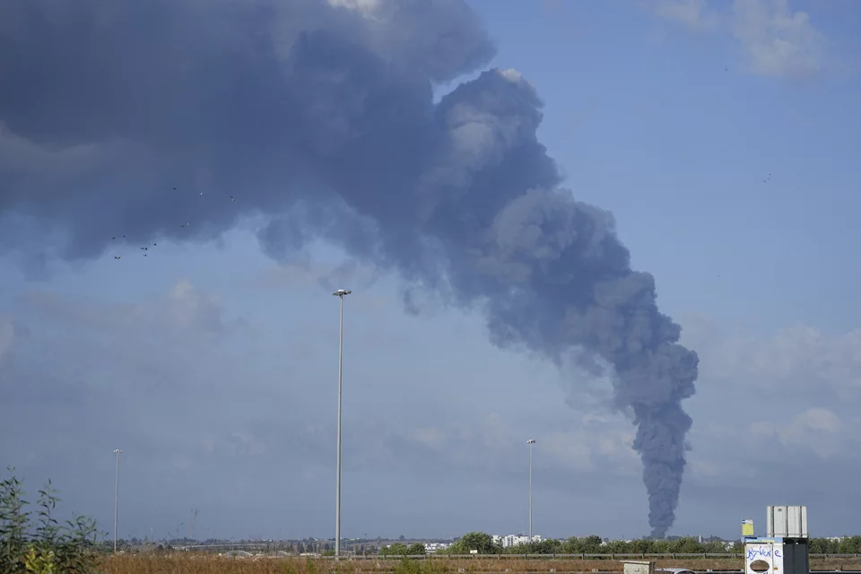 Καπνός από τις ρουκέτες της Χαμάς στο Ισραήλ