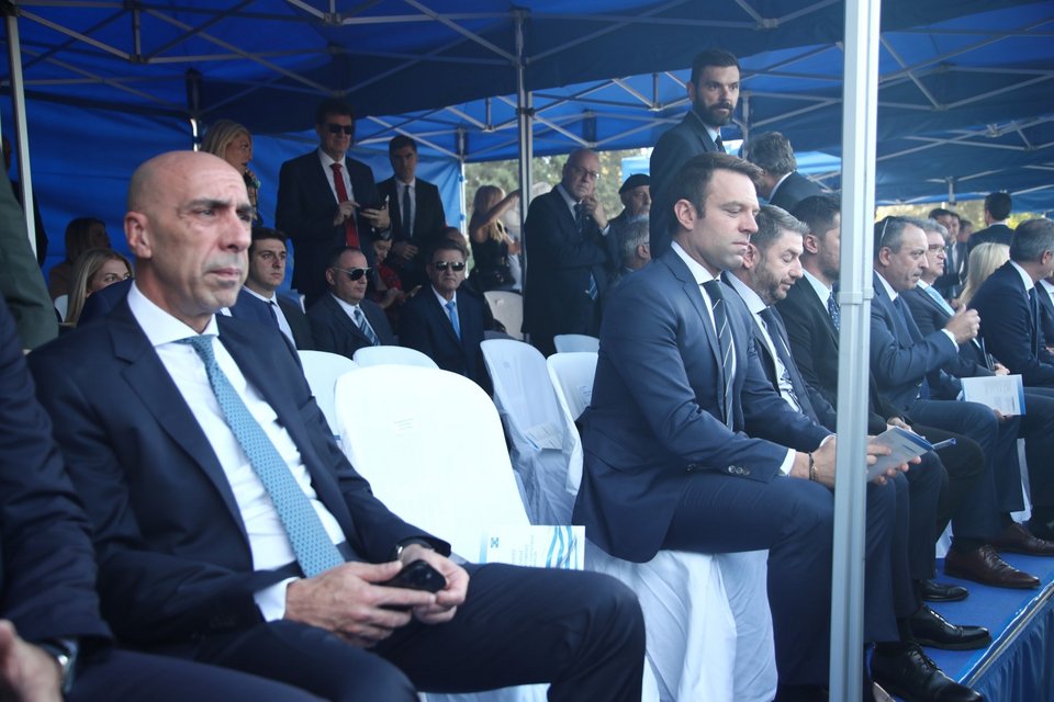 Ο Στ. Κασσελάκης και ο Ν. Ανδρουλάκης κοιτούν το πρόγραμμα της παρέλασης -Σε πρώτο πλάνο ο Γ. Μπρατάκος -Φωτογραφία: ΒΑΣΙΛΗΣ ΒΕΡΒΕΡΙΔΗΣ / ΜΟΤΙΟΝ ΤΕΑΜ