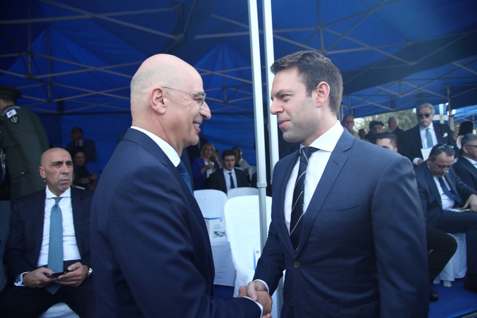 Ο πρόεδρος του ΣΥΡΙΖΑ αντάλλαξε χειραψία με τον ΥΠΕΞ Ν. Δένδια -Φωτογραφία: ΒΑΣΙΛΗΣ ΒΕΡΒΕΡΙΔΗΣ / ΜΟΤΙΟΝ ΤΕΑΜ