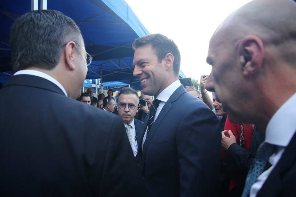 Ο Στ. Κασσελάκης με τον Απ. Τζιτζικώστα και τον Γ. Μπρατάκο -Φωτογραφία: ΒΑΣΙΛΗΣ ΒΕΡΒΕΡΙΔΗΣ / ΜΟΤΙΟΝ ΤΕΑΜ