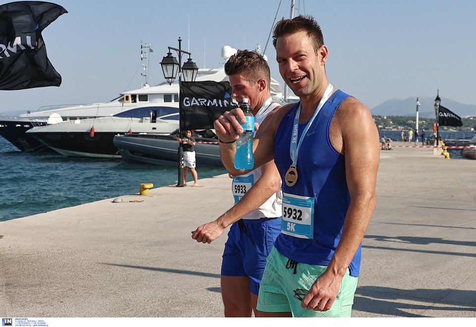Ο Στέφανος Κασσελάκης και ο σύντροφός του Τάιλερ Μακμπέθ λίγο μετά τον αγώνα δρόμου «Spetses mini Marathon» / Φωτογραφία: Intiemenews -ΛΙΑΚΟΣ ΓΙΑΝΝΗΣ