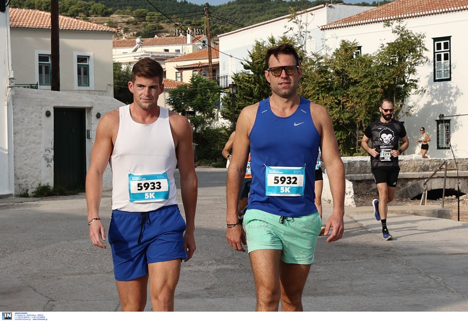 Ο Στέφανος Κασσελάκης και ο σύντροφός του Τάιλερ Μακμπέθ λίγο μετά τον αγώνα δρόμου «Spetses mini Marathon»