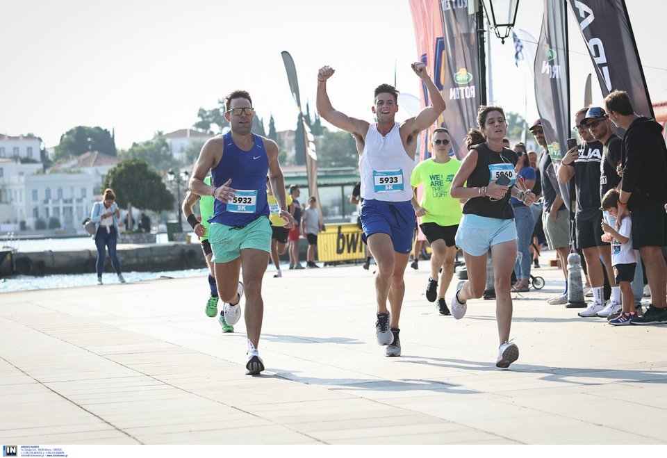 Στέφανος Κασσελάκης και Τάιλερ στον τερματισμό του «Spetses mini Marathon» / Φωτογραφία: Intiemenews -ΛΙΑΚΟΣ ΓΙΑΝΝΗΣ
