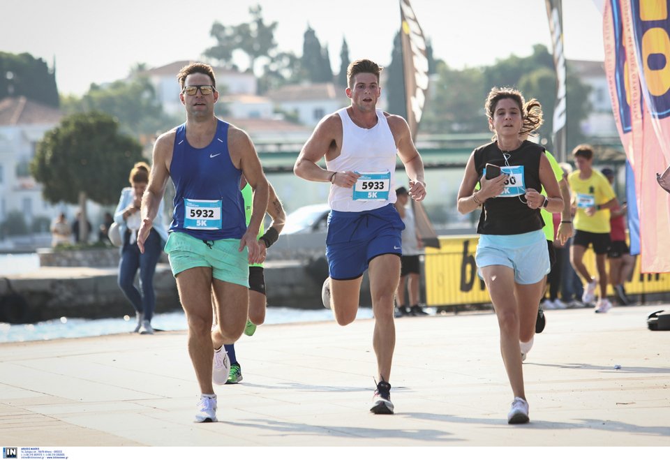 Στέφανος Κασσελάκης και Τάιλερ στον τερματισμό του «Spetses mini Marathon»