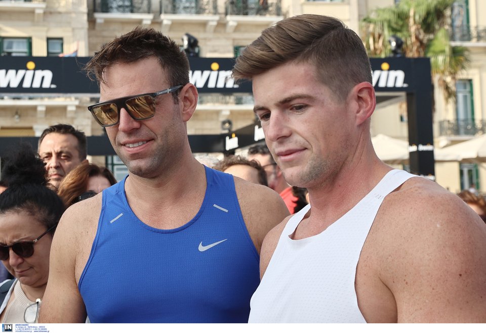 Ο Στέφανος Κασσελάκης και ο σύντροφός του Τάιλερ Μακμπέθ λίγο μετά τον αγώνα δρόμου «Spetses mini Marathon»