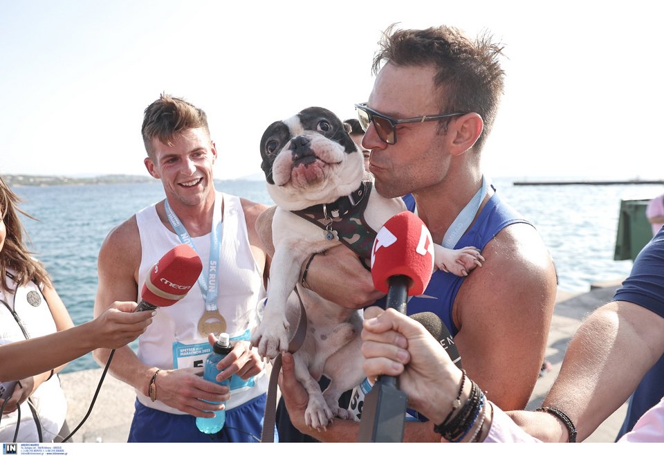 Ο Στέφανος Κασσελάκης και ο σύντροφός του Τάιλερ Μακμπέθ λίγο μετά τον αγώνα δρόμου «Spetses mini Marathon»
