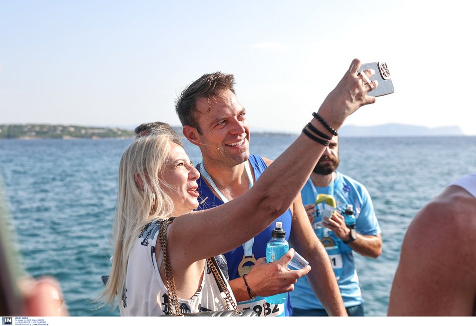 Ο Στέφανος Κασσελάκης φωτογραφίζεται με πολίτες μετά τον αγώνα  «Spetses mini Marathon»