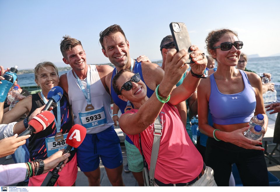 Ο Στέφανος Κασσελάκης φωτογραφίζεται με πολίτες μετά τον αγώνα  «Spetses mini Marathon»