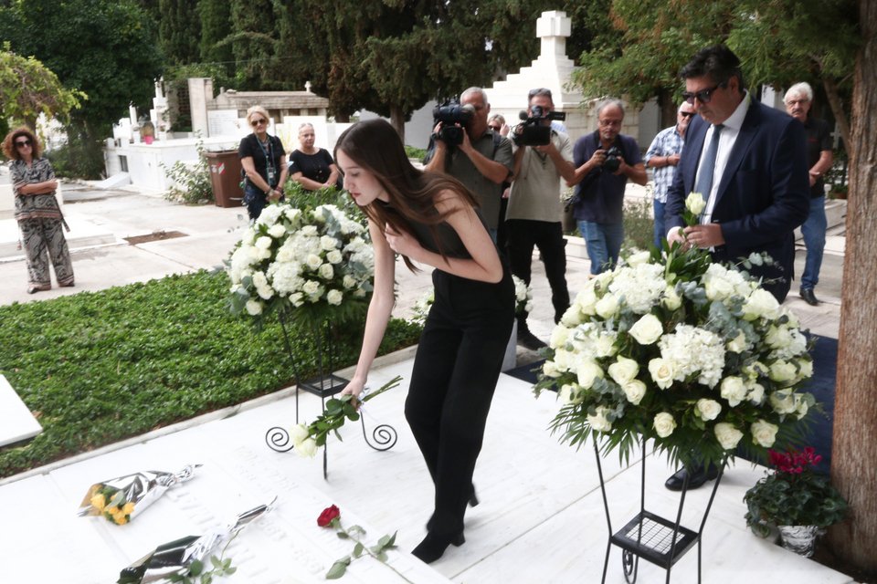 Η κόρη της Φώφης Γεννηματά αφήνει ένα λουλούδι στον τάφο της  / Φωτογραφία: Eurokinissi , Χρήστος Μπόνης 