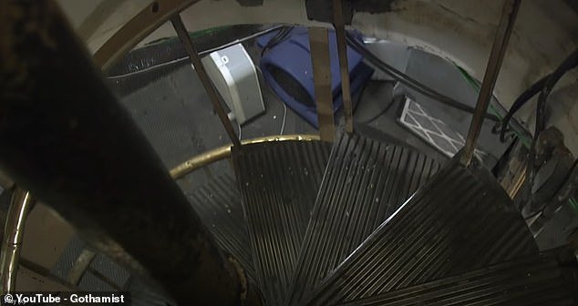Υπάρχει μια μυστική σκάλα που βρίσκεται μέσα στο περίπτερο πληροφοριών του κέντρου στην κεντρική αίθουσα