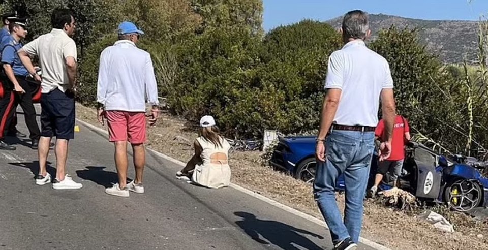 Η Joshi διακρίνεται συντετριμμένη να κάθεται στην άκρη του δρόμου, με τον Οboeroi να στέκεται δίπλα, έχοντας τα χέρια του στη μέση, εμφανώς ταραγμένος