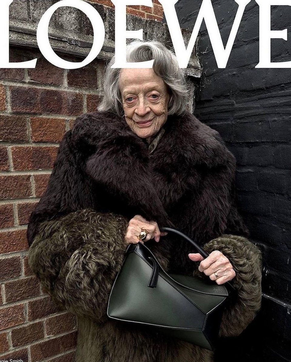 Η Μάγκι Σμιθ με γούνα και τσάντα Loewe