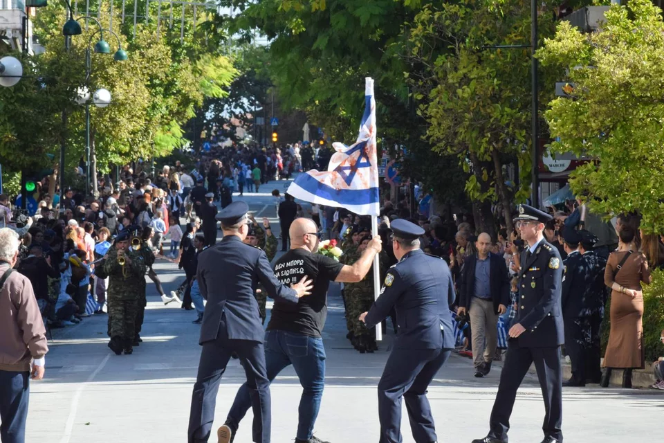 Λάρισα Επιχείρησε να παρελάσει με «ματωμένη» σημαία του Ισραήλ [βίντεο]