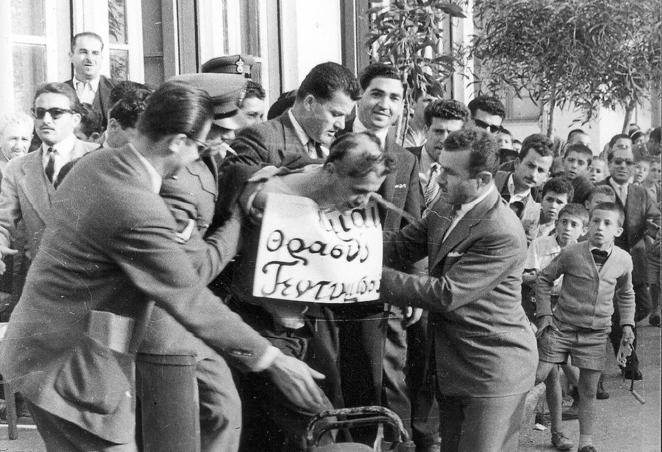 Η ώρα της διαπόμπευσης. Ο πρώτος συλληφθείς τεντυμπόης της Κυψέλης