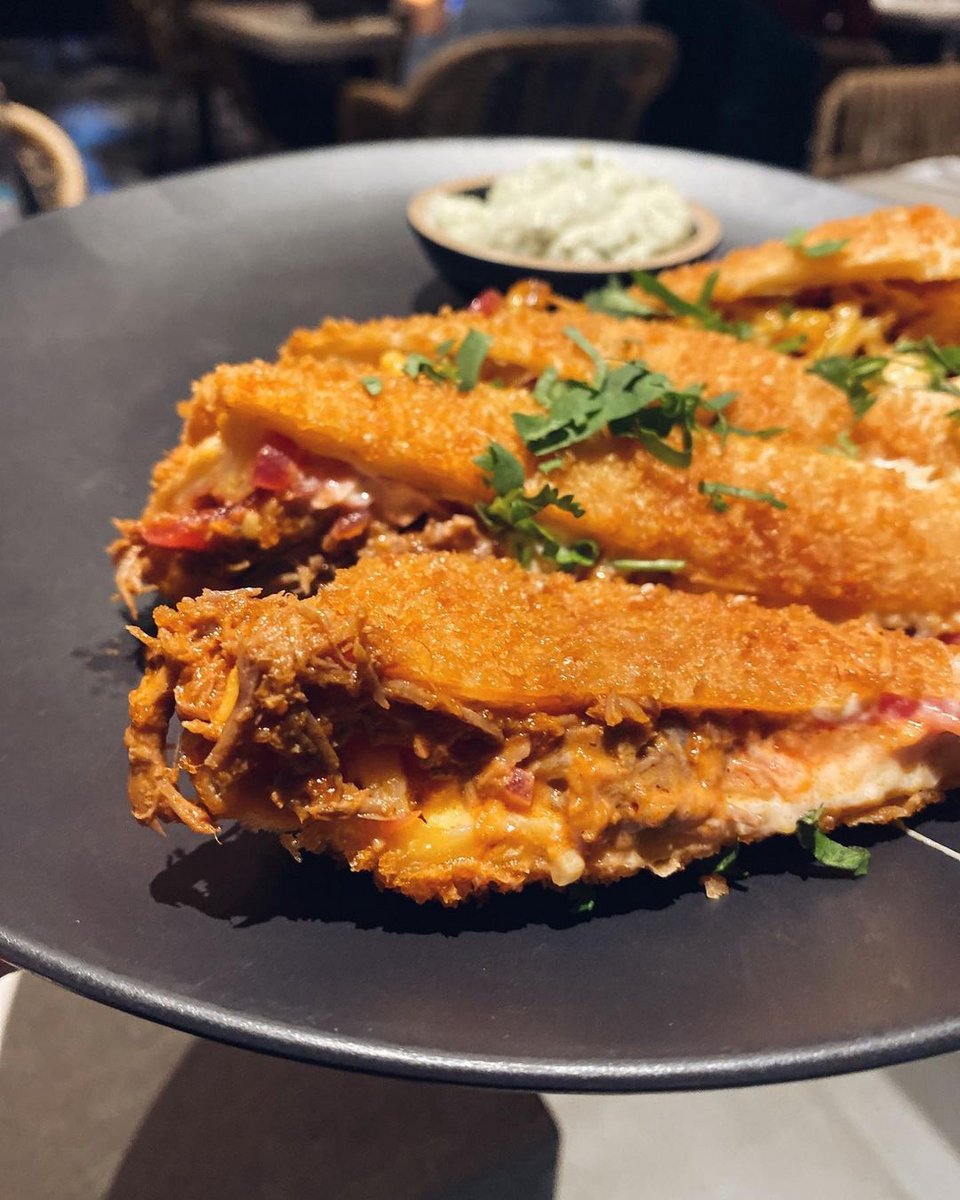 To νόστιμο chimichanga του Mexha με το καταπληκτικό beef barbacoa / Φωτογραφία: mexharestaurant/Instagram