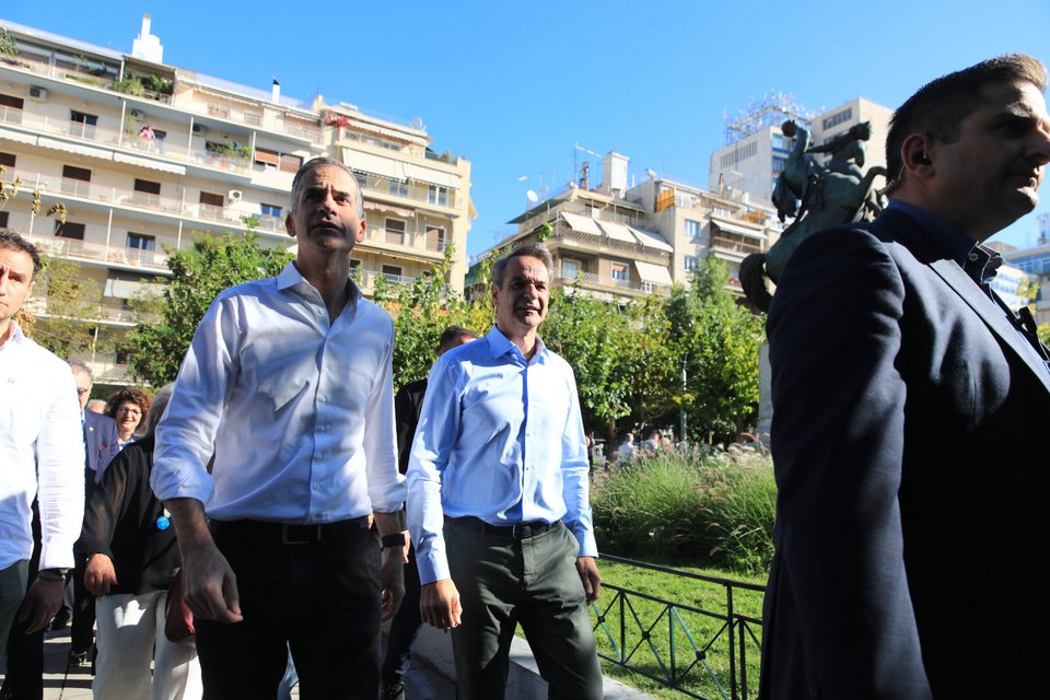 Κυριάκος Μητσοτάκης και Κώστας Μπακογιάννης στην πλατεία Βικτωρίας / Φωτογραφία: ΓΙΑΝΝΗΣ ΠΑΝΑΓΟΠΟΥΛΟΣ/EUROKINISSI