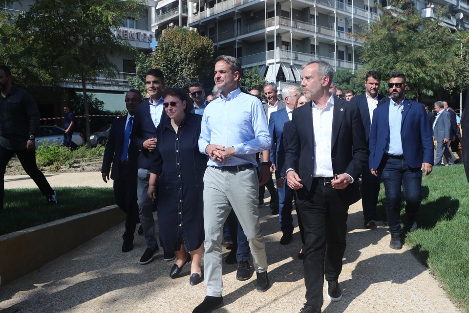 Η βόλτα του Κ. Μητσοτάκη στην πλατεία Αγίας Σοφίας / Eurokinissi