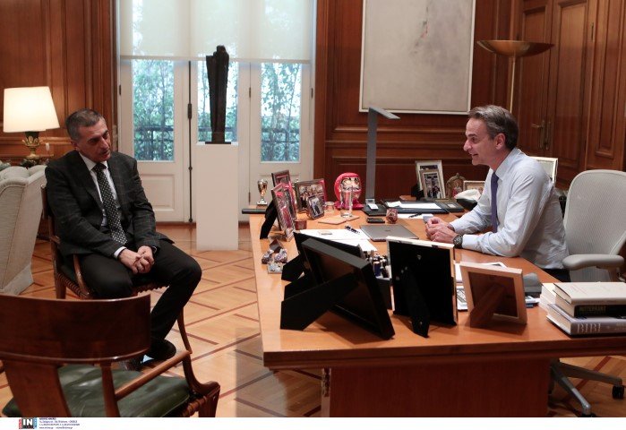 Ο Κυριάκος Μητσοτάκης υποδέχεται τον νέο περιφερειάρχη Θεσσαλίας, Δημήτρη Κουρέτα, στο γραφείο του / Φωτογραφία: Intimenews/ΠΕΡΙΣΤΕΡΗΣ ΔΗΜΗΤΡΗΣ