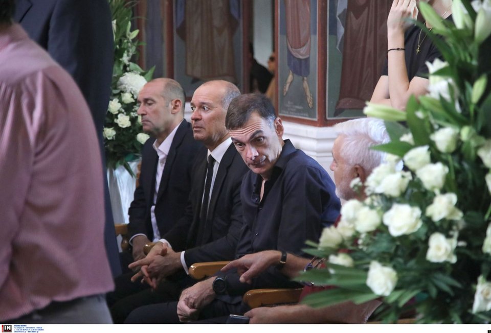 Οι αδελφοί Αγγελόπουλοι και ο προπονητής του Ολυμπιακού, Γιώργος Μπαρτζώκας