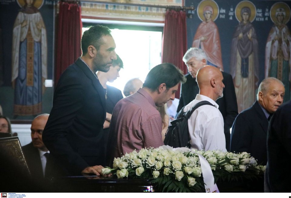 Αριστερά, ο πρώην μπασκετμπολίστας Δήμος Ντικούδης