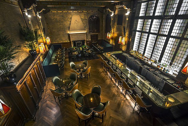 Απολαύστε τη συναρπαστική ιστορία του Grand Central με ένα κοκτέιλ στο χέρι στο πολυτελές μπαρ The Campbell