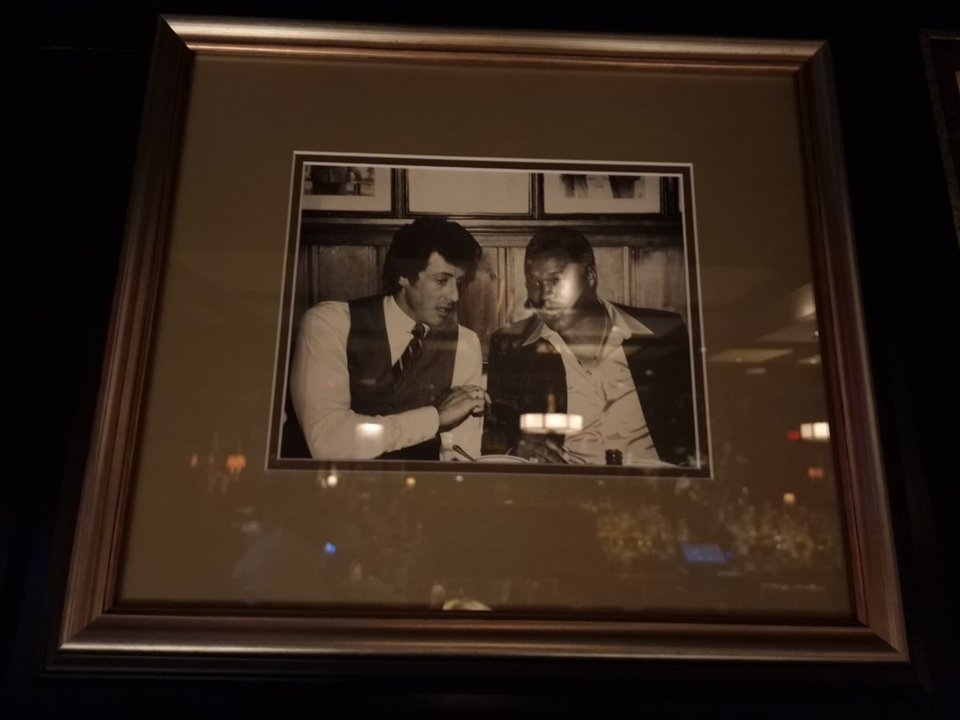 Οι τοίχοι της σάλας είναι στολισμένοι με φωτογραφίες διασημοτήτων