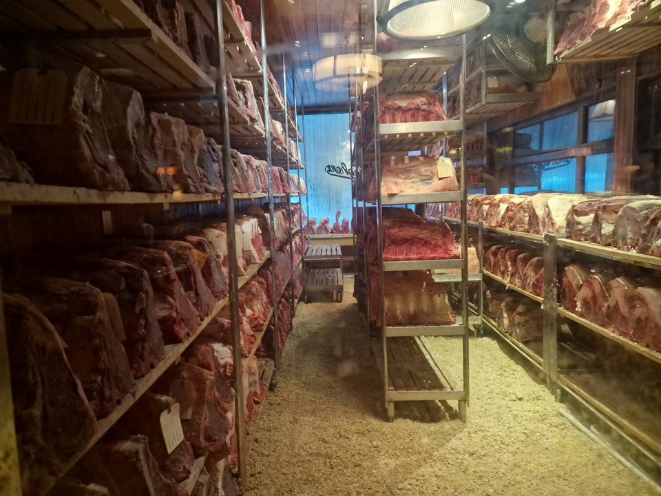 Σε ένα τεράστιο δωμάτιο-ψυγείο ωριμάζουν τα κρέατα 